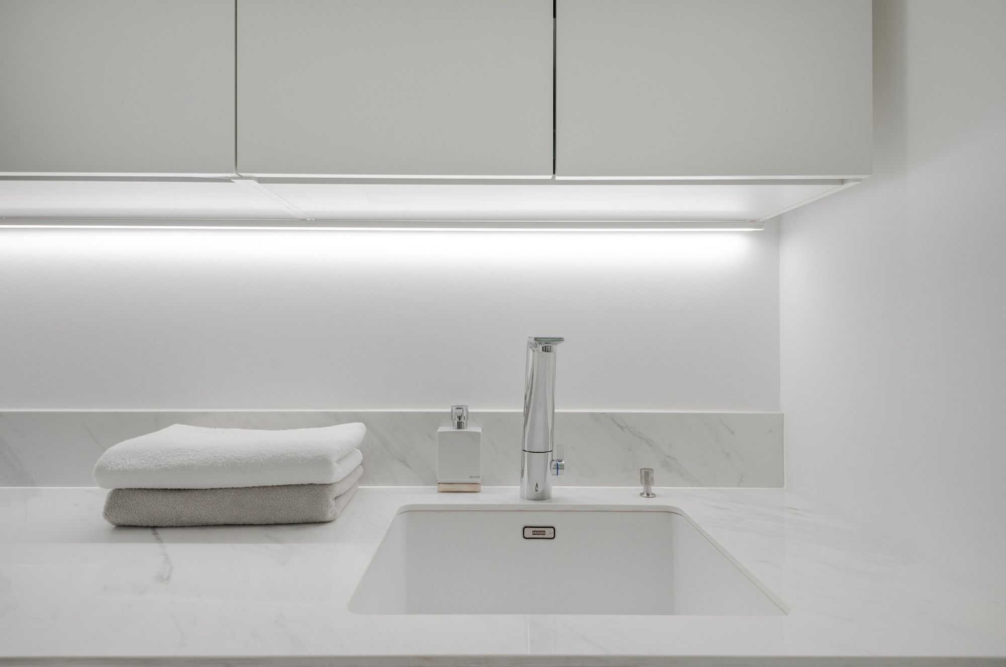 In the corner of the wall and the cabinet, a led strip in the surface profile brings light to the level. Ledstore.fi